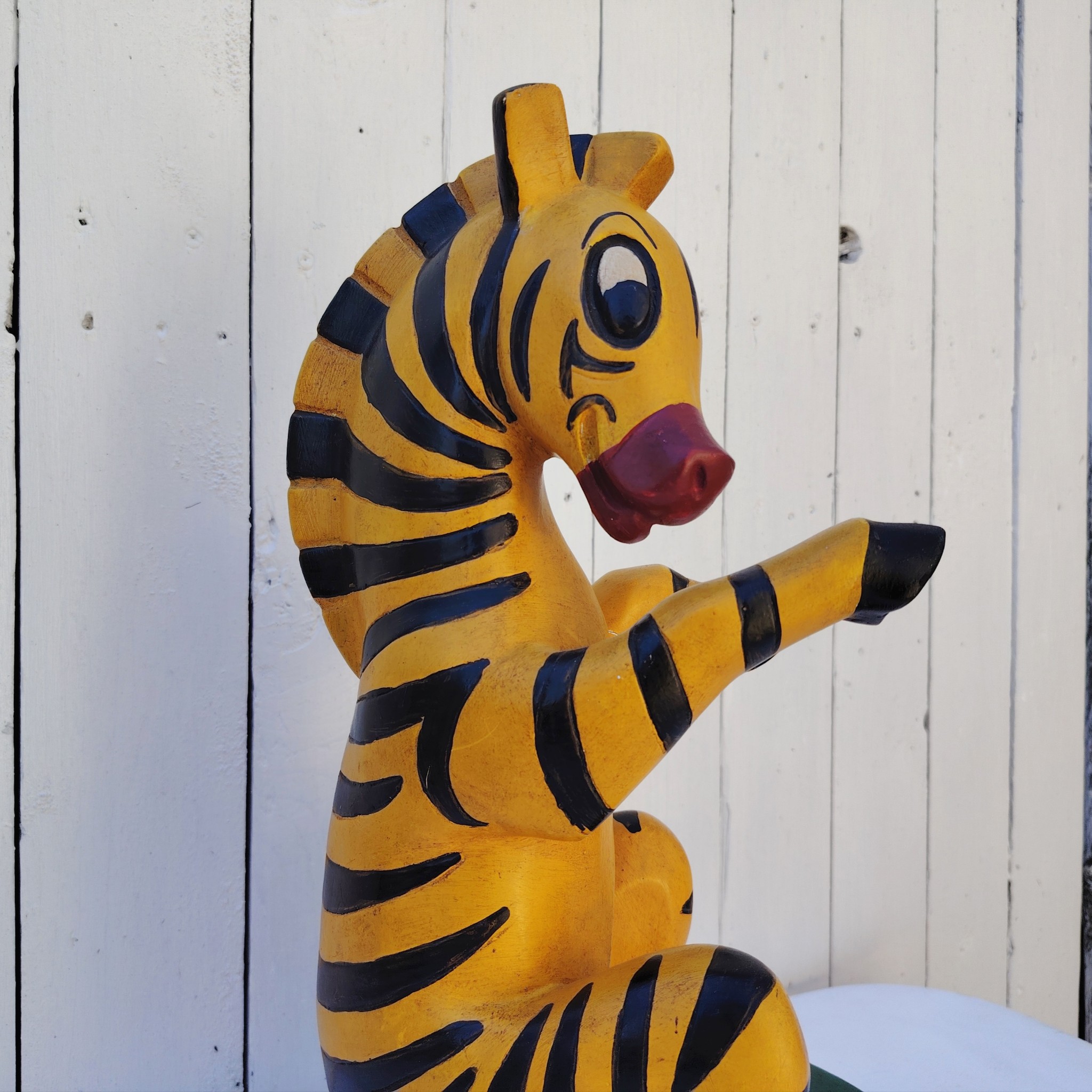 Présentoir, porte bouteille en plâtre publicitaire pour le vermouth Cinzano, orné de sa mascotte le zèbre. Fabriqué par Novita. Une patte a été cassée et recollée, des petits éclats sans gravité Bon état général  Hauteur : 43 cm