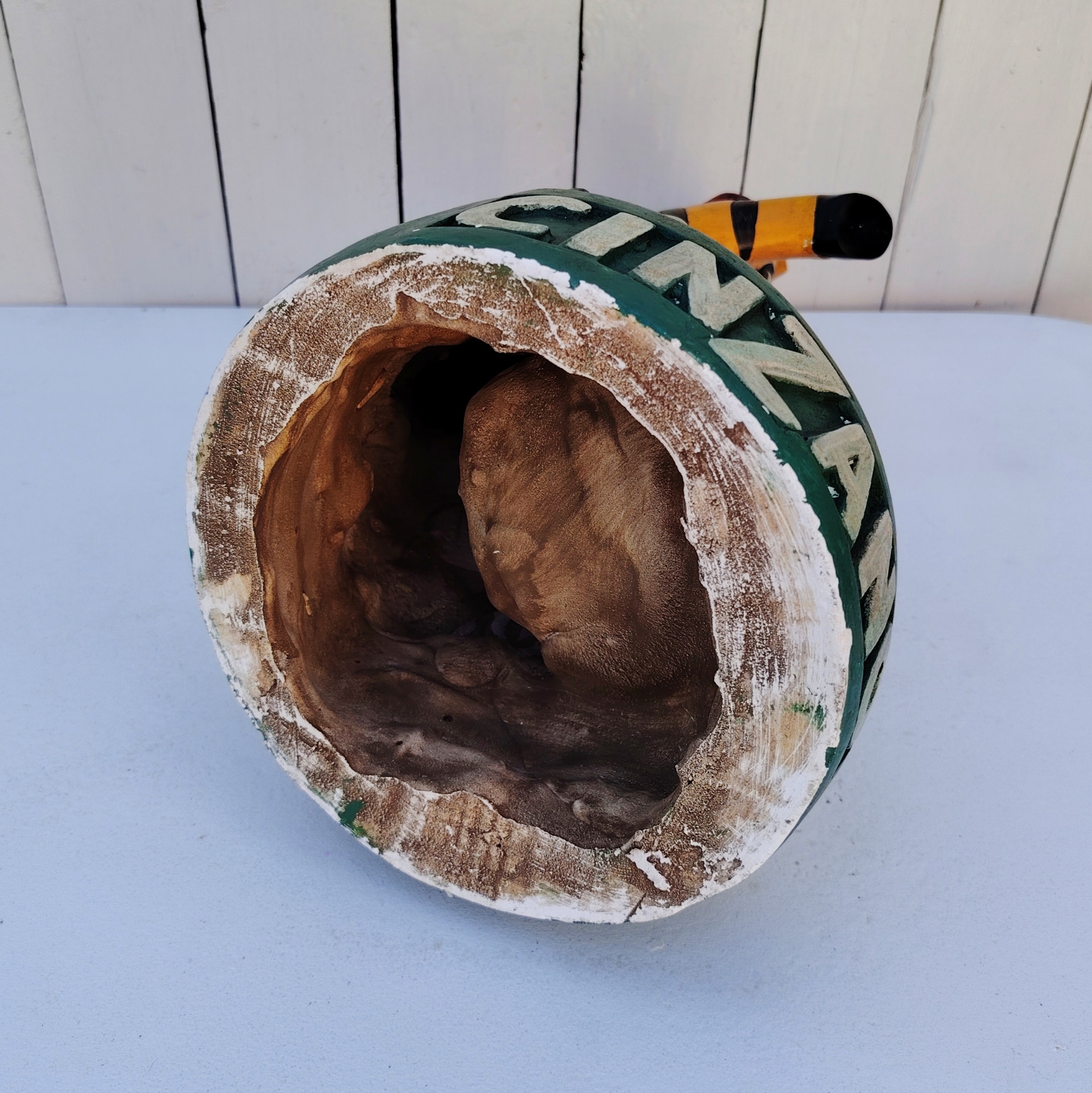 Présentoir, porte bouteille en plâtre publicitaire pour le vermouth Cinzano, orné de sa mascotte le zèbre. Fabriqué par Novita. Une patte a été cassée et recollée, des petits éclats sans gravité Bon état général  Hauteur : 43 cm