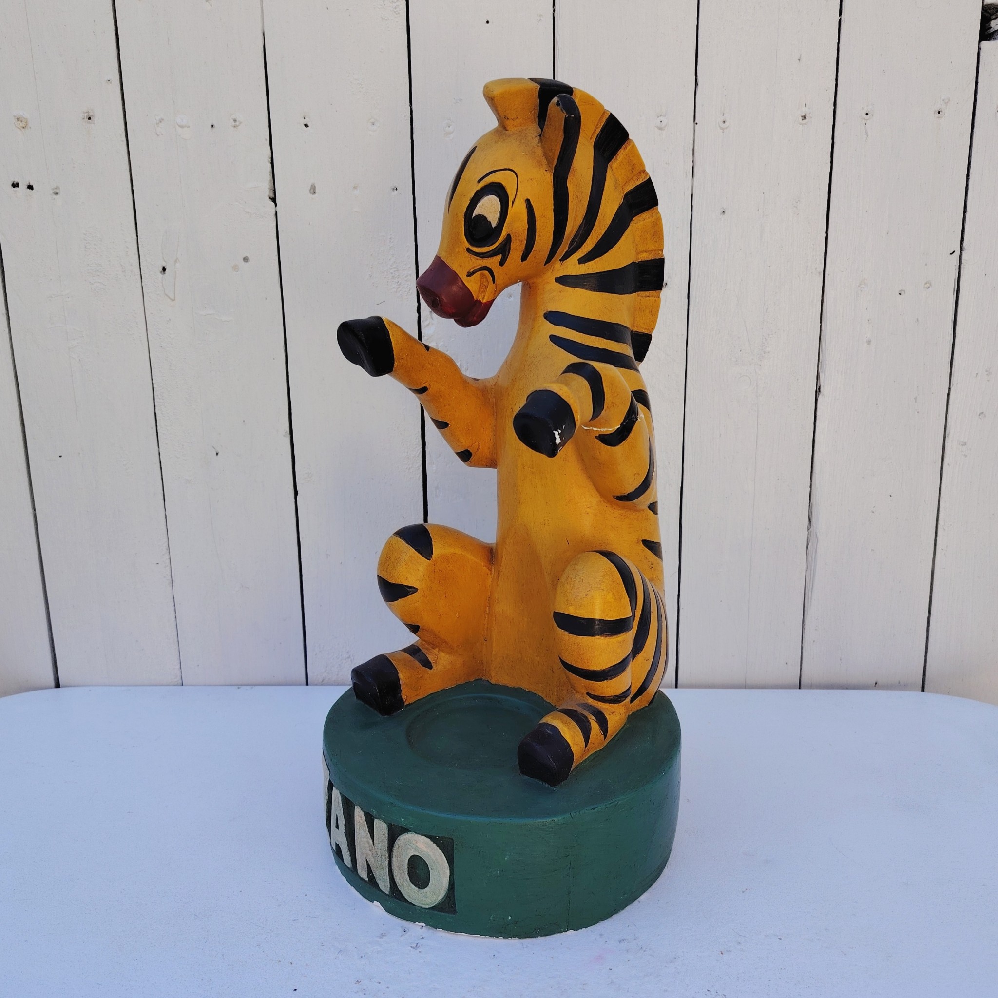 Présentoir, porte bouteille en plâtre publicitaire pour le vermouth Cinzano, orné de sa mascotte le zèbre. Fabriqué par Novita. Une patte a été cassée et recollée, des petits éclats sans gravité Bon état général  Hauteur : 43 cm