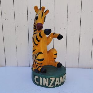 Présentoir, porte bouteille en plâtre publicitaire pour le vermouth Cinzano, orné de sa mascotte le zèbre. Fabriqué par Novita. Une patte a été cassée et recollée, des petits éclats sans gravité Bon état général  Hauteur : 43 cm
