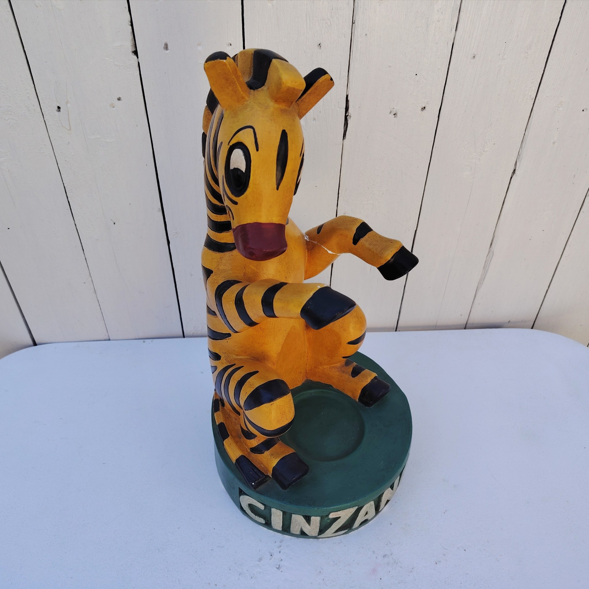 Présentoir, porte bouteille en plâtre publicitaire pour le vermouth Cinzano, orné de sa mascotte le zèbre. Fabriqué par Novita. Une patte a été cassée et recollée, des petits éclats sans gravité Bon état général  Hauteur : 43 cm