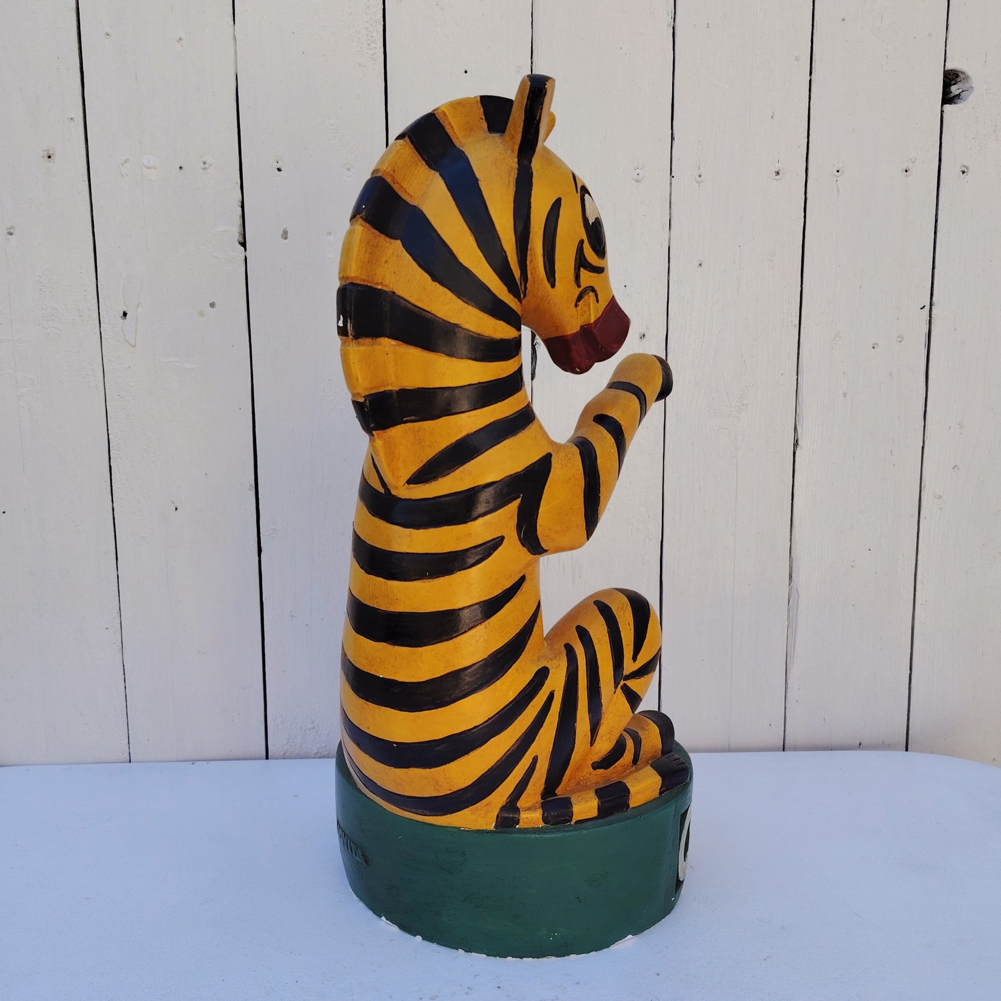 Présentoir, porte bouteille en plâtre publicitaire pour le vermouth Cinzano, orné de sa mascotte le zèbre. Fabriqué par Novita. Une patte a été cassée et recollée, des petits éclats sans gravité Bon état général  Hauteur : 43 cm