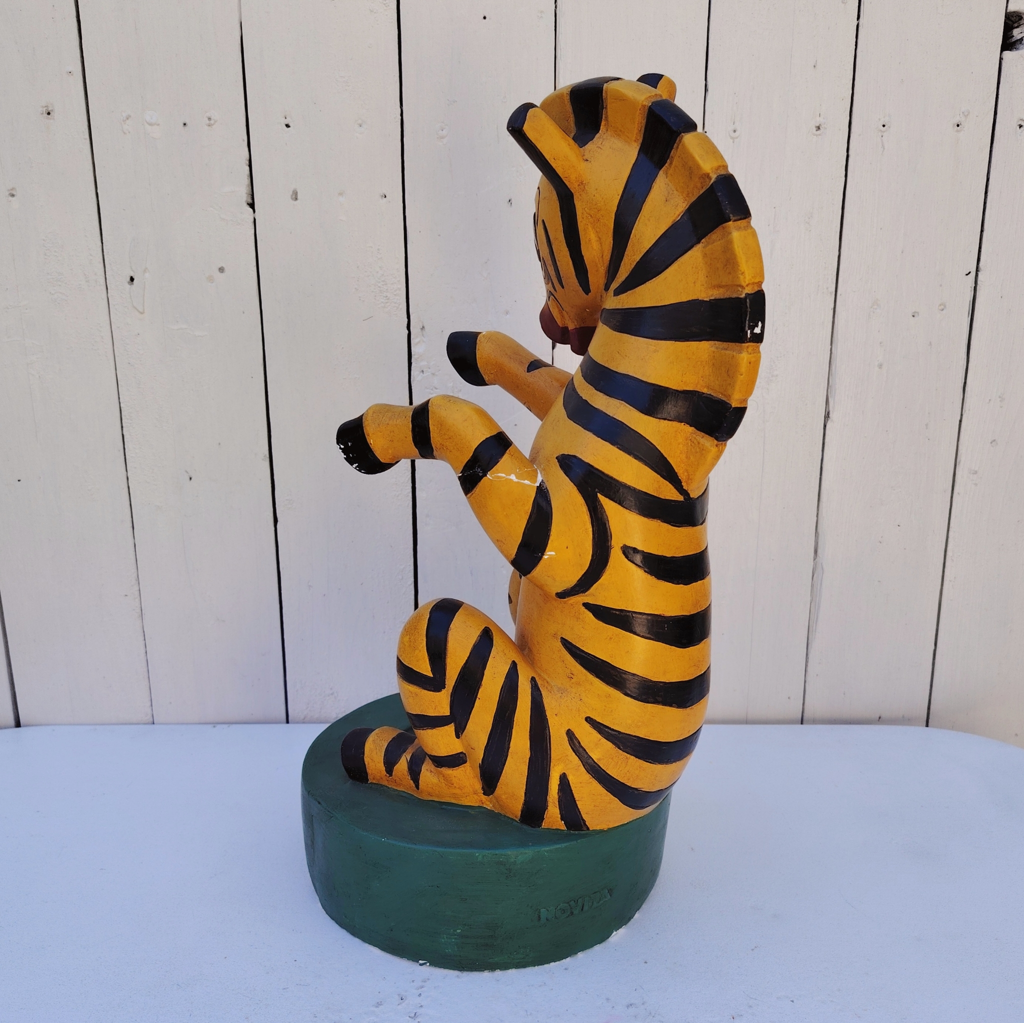 Présentoir, porte bouteille en plâtre publicitaire pour le vermouth Cinzano, orné de sa mascotte le zèbre. Fabriqué par Novita. Une patte a été cassée et recollée, des petits éclats sans gravité Bon état général  Hauteur : 43 cm