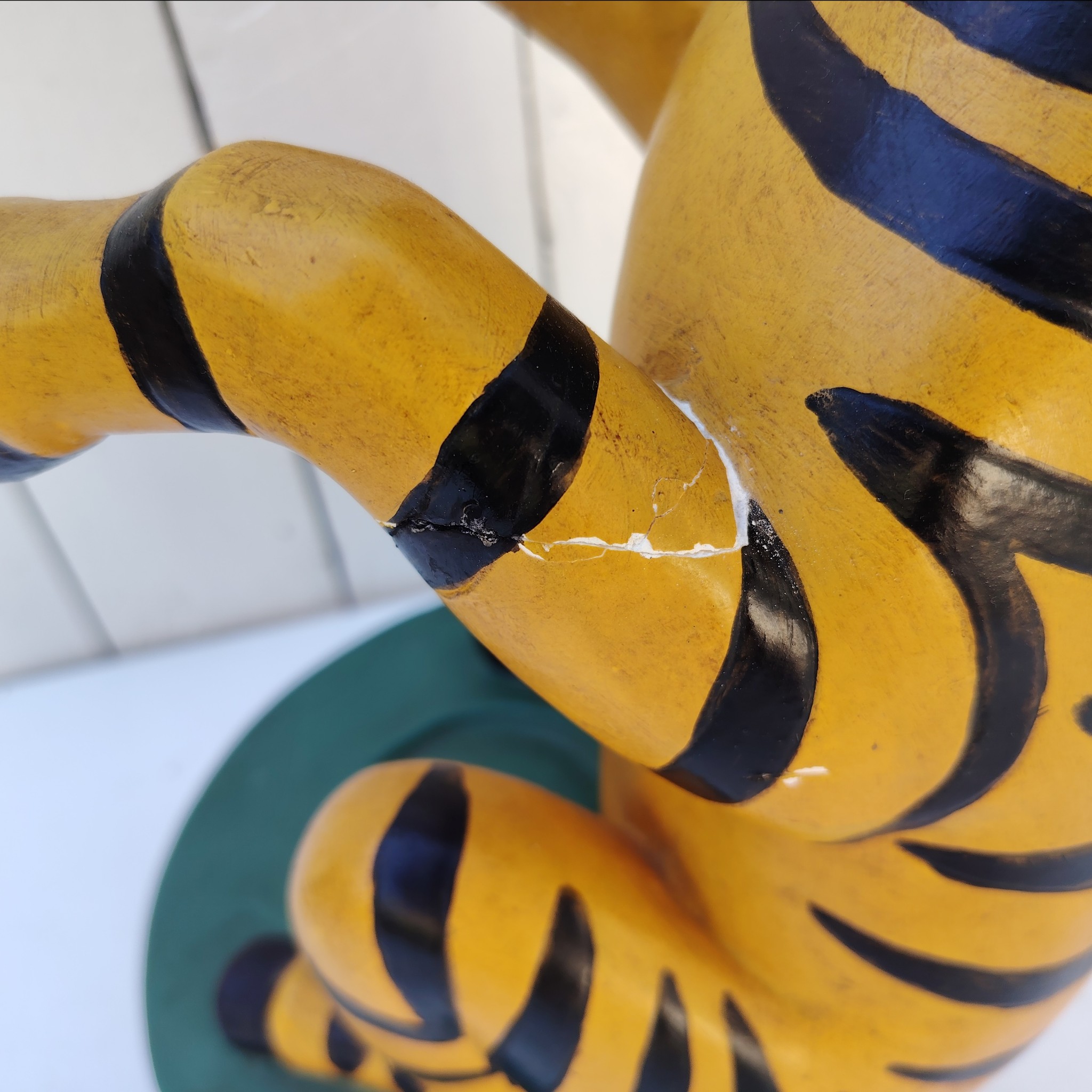 Présentoir, porte bouteille en plâtre publicitaire pour le vermouth Cinzano, orné de sa mascotte le zèbre. Fabriqué par Novita. Une patte a été cassée et recollée, des petits éclats sans gravité Bon état général  Hauteur : 43 cm