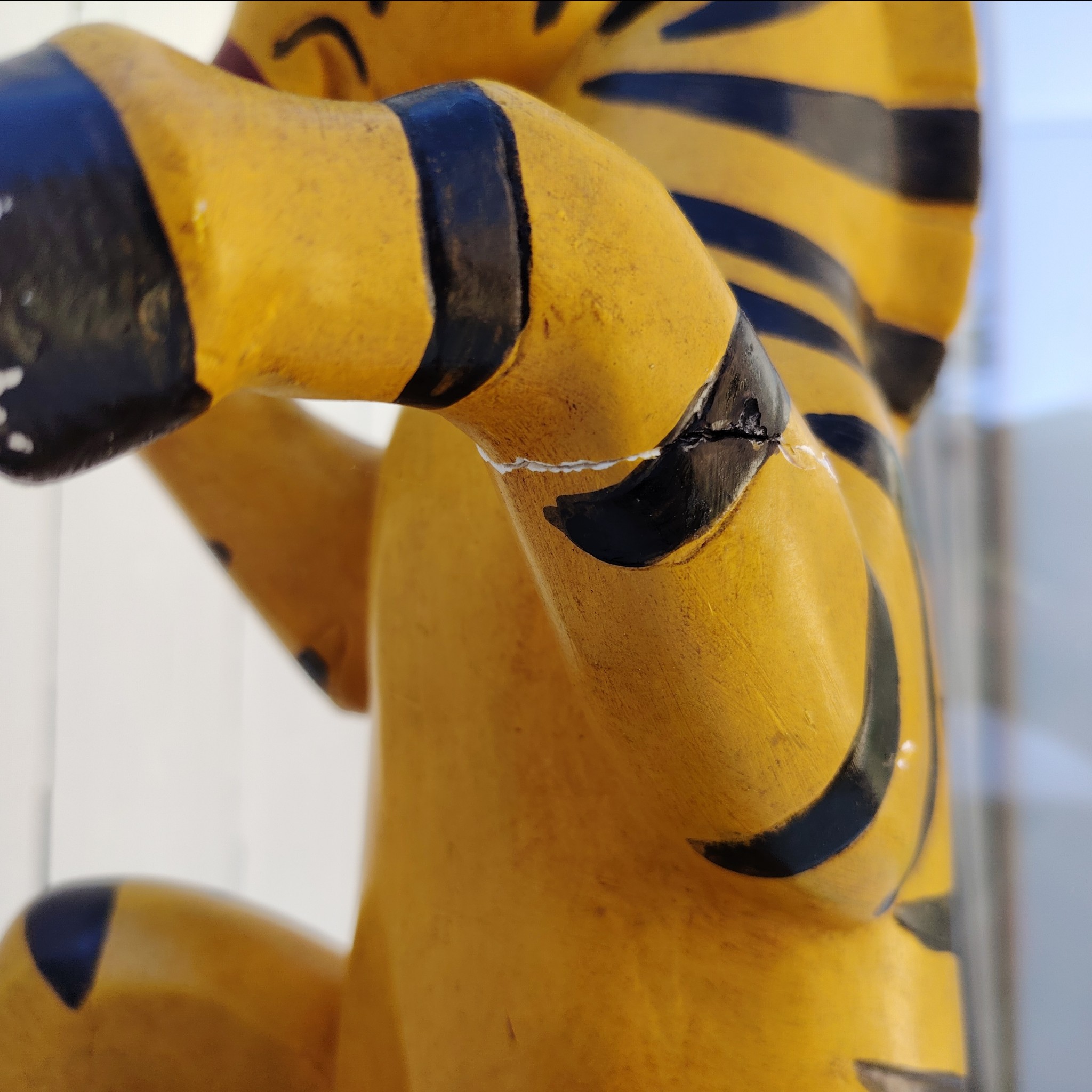 Présentoir, porte bouteille en plâtre publicitaire pour le vermouth Cinzano, orné de sa mascotte le zèbre. Fabriqué par Novita. Une patte a été cassée et recollée, des petits éclats sans gravité Bon état général  Hauteur : 43 cm