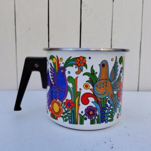 Casserole haute pour chauffer le lait ou faire des sauces en métal émaillé Villeroy & Boch modèle Acapulco. Poignée bakélite Légères traces d'usage. Bon état. Hauteur : 13 cm Diamètre : 15 cm