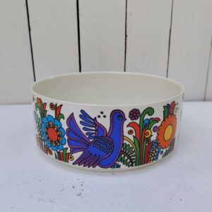 Saladier en porcelaine , Villeroy & Boch modèle Acapulco. Légères traces d'usage. Un petit éclat sur le rebord, Bon état. Hauteur : 8 cm Diamètre : 20 cm