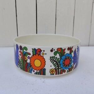 Saladier en porcelaine , Villeroy & Boch modèle Acapulco. Légères traces d'usage. Un petit éclat sur le rebord, Bon état. Hauteur : 8 cm Diamètre : 20 cm