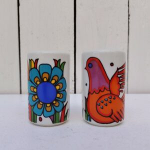 Salière et poivriere en porcelaine Villeroy & Boch modèle Acapulco. Légères traces d'usage. Excellent état. Hauteur : 6 cm