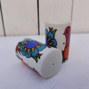 Salière et poivriere en porcelaine Villeroy & Boch modèle Acapulco. Légères traces d'usage. Excellent état. Hauteur : 6 cm