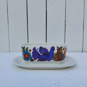 Saucière  en porcelaine Villeroy & Boch modèle Acapulco. Légères traces d'usage.  Très bon état. Hauteur : 7,5 cm Dimensions :  20 x 12,5 cm