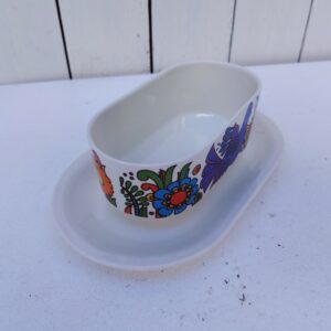 Saucière  en porcelaine Villeroy & Boch modèle Acapulco. Légères traces d'usage.  Très bon état. Hauteur : 7,5 cm Dimensions :  20 x 12,5 cm