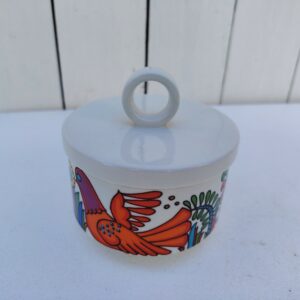 Sucrier en porcelaine Villeroy & Boch modèle Acapulco. Légères traces d'usage.  Excellent état. Hauteur avec couvercle : 10 cm