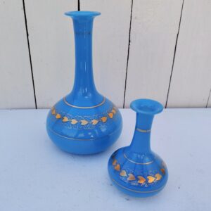 Paire de vase soliflore en opaline bleue turquoise et décor de coeurs dorés de la cristallerie de Baccarat. Epoque Napoléon III. Des manques de dorures dans le décor et aux cols. Bon état général Hauteurs : 20,5 et 12  cm