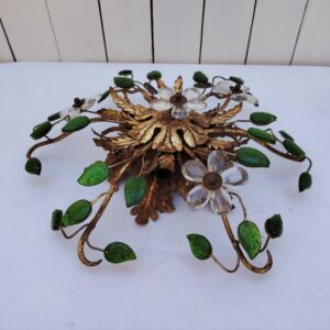  Plafonnier ou applique en métal doré, 6 feux de lumières. Orné de feuilles colorées en vert et fleurs en verre transparent. Attribué à la maison Baguès. légère corrosion sur le structure métal doré. Bon état, Diamètre : 40 cm