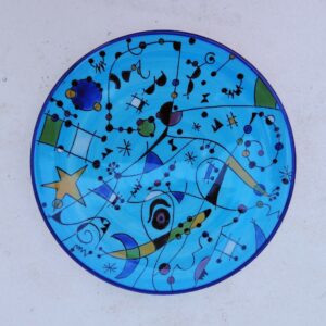 Assiette décorative au décor abstrait faisant penser aux peinture de Miro. En faïence Ceramar Espagne. Très bon état Diamètre : 22,5 cm