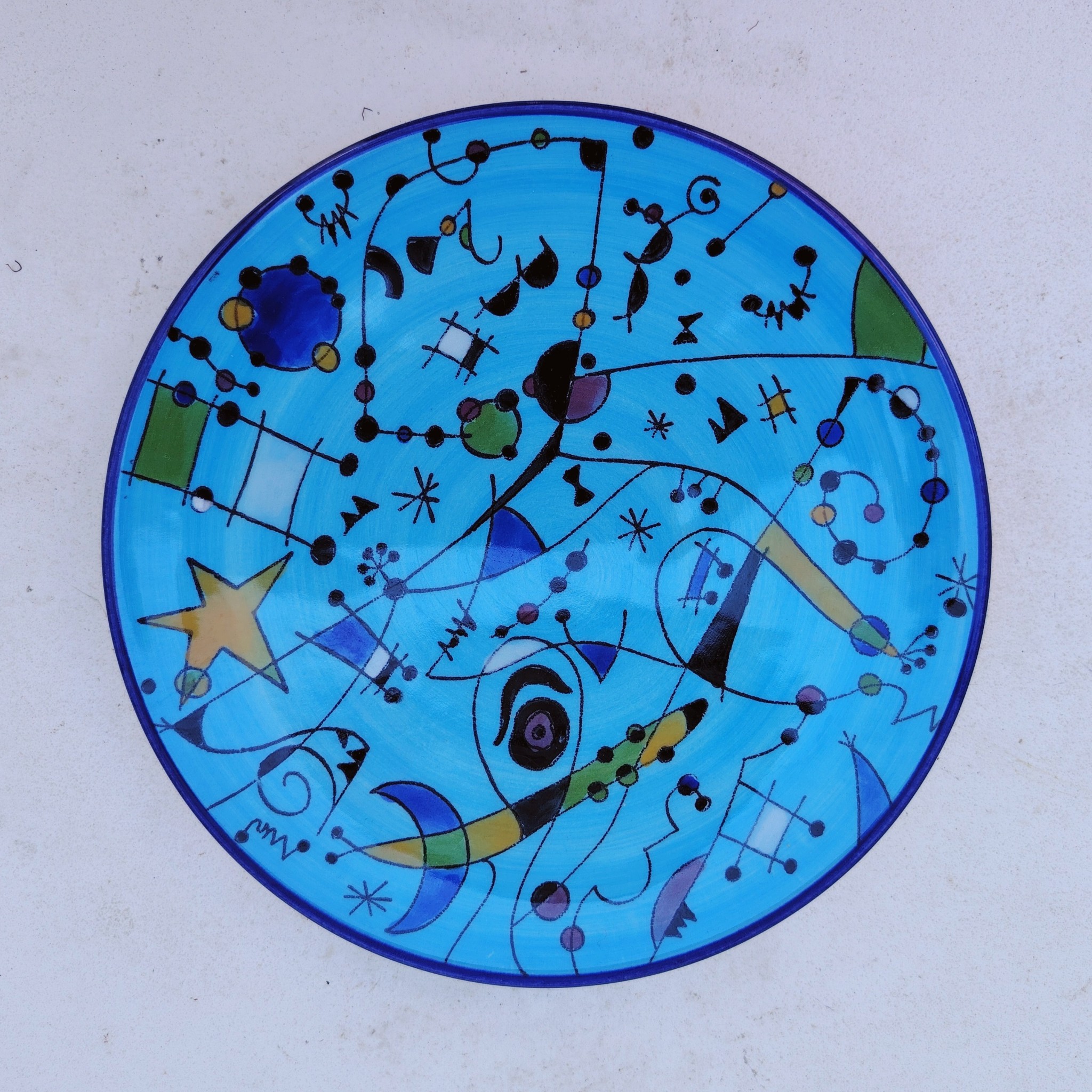 Assiette décorative au décor abstrait faisant penser aux peinture de Miro. En faïence Ceramar Espagne. Très bon état Diamètre : 22,5 cm