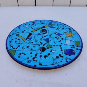 Assiette décorative au décor abstrait faisant penser aux peinture de Miro. En faïence Ceramar Espagne. Très bon état Diamètre : 22,5 cm