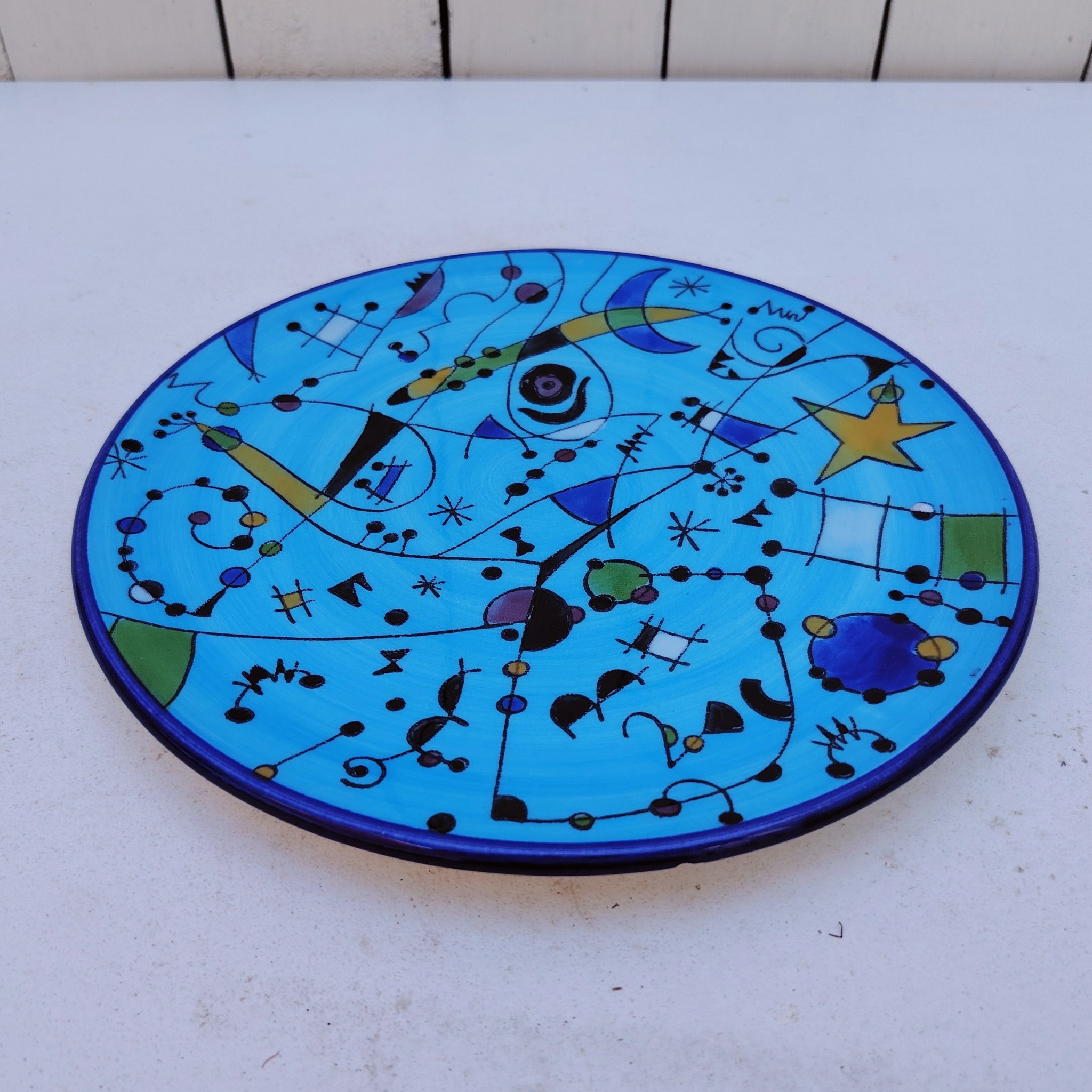 Assiette décorative au décor abstrait faisant penser aux peinture de Miro. En faïence Ceramar Espagne. Très bon état Diamètre : 22,5 cm