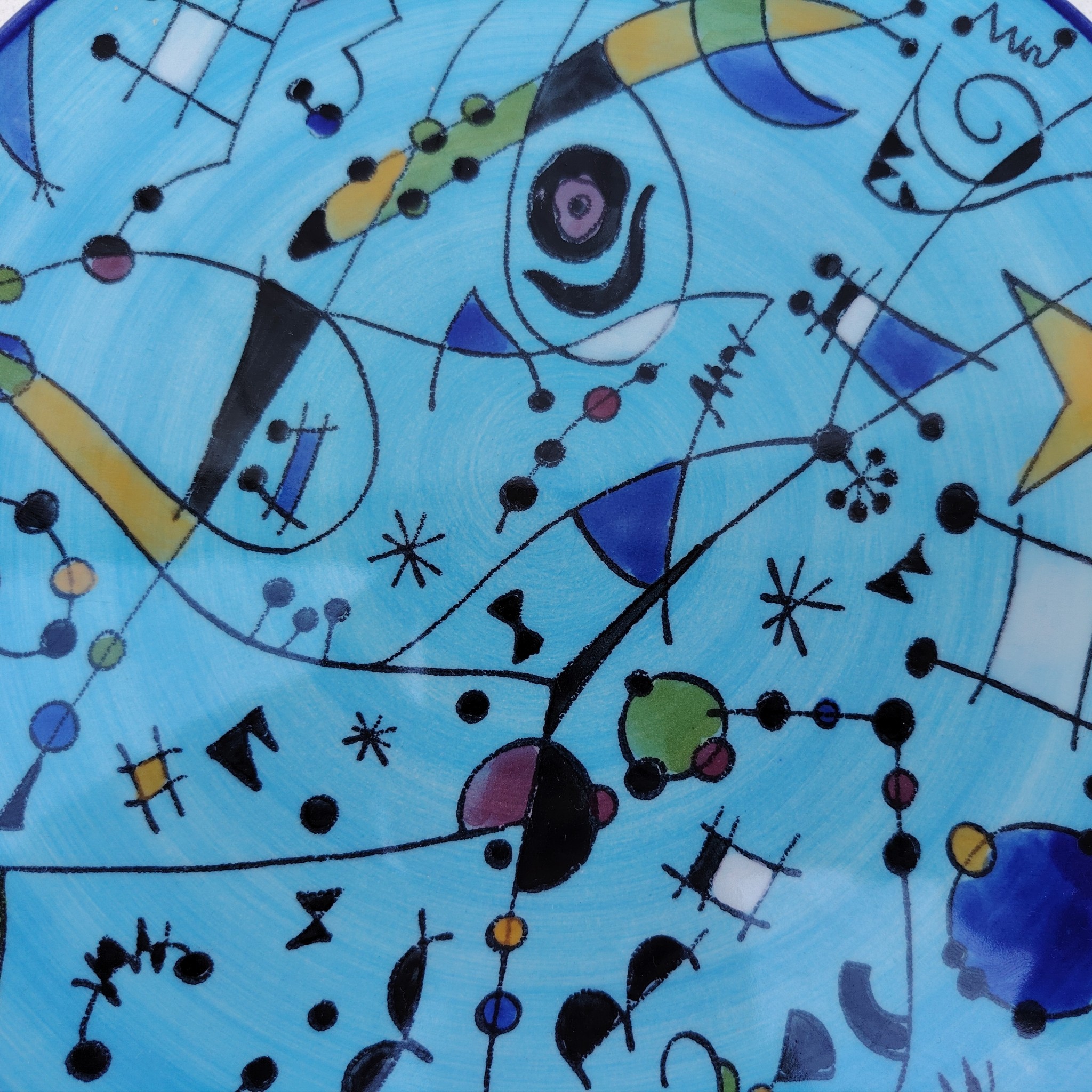 Assiette décorative au décor abstrait faisant penser aux peinture de Miro. En faïence Ceramar Espagne. Très bon état Diamètre : 22,5 cm