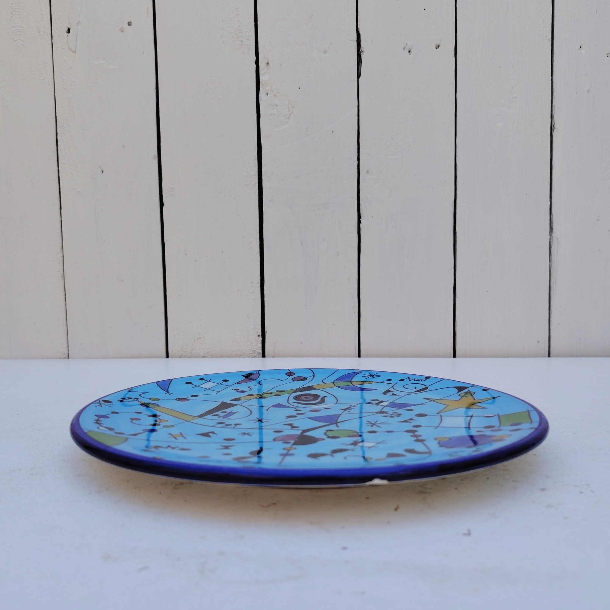 Assiette décorative au décor abstrait faisant penser aux peinture de Miro. En faïence Ceramar Espagne. Très bon état Diamètre : 22,5 cm