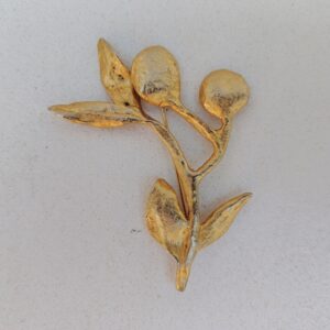 Broche en métal doré créée par Valérie Viloin  Labbé représentant des fleurs. Très bon état. hauteur : 7 cm