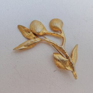 Broche en métal doré créée par Valérie Viloin  Labbé représentant des fleurs. Très bon état. hauteur : 7 cm