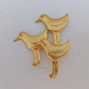 Broche en métal doré Signée Céline T saxe Paris représentant des oiseaux. Très bon état. hauteur : 7 cm