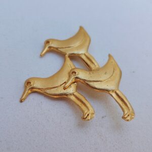 Broche en métal doré Signée Céline T saxe Paris représentant des oiseaux. Très bon état. hauteur : 7 cm