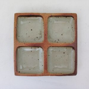 Vide poche a 4 compartiments en  grès vernissé. Datant des années 60, par Janet Stedman et Pierre Digan à La Borne. Quelques petits défauts de cuisson. Bon état général Dimensions  : 22,5 x 22 cm