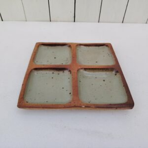 Vide poche a 4 compartiments en  grès vernissé. Datant des années 60, par Janet Stedman et Pierre Digan à La Borne. Quelques petits défauts de cuisson. Bon état général Dimensions  : 22,5 x 22 cm