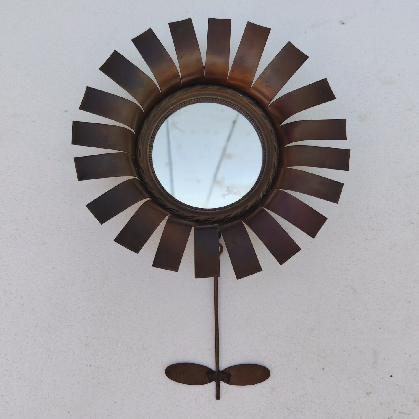 Miroir mural à la forme de fleur en cuivre, créé par Jean Vinay dans années 60. Petites rayures sur le miroir sans gravité. Très bon état. Diamètre miroir sans pétales : 6,5 cm diamètre total : 13,5 cm Hauteur : 19 cm