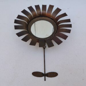 Miroir mural à la forme de fleur en cuivre, créé par Jean Vinay dans années 60. Petites rayures sur le miroir sans gravité. Très bon état. Diamètre miroir sans pétales : 6,5 cm diamètre total : 13,5 cm Hauteur : 19 cm