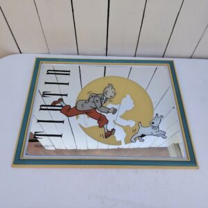 Miroir Tintin et Milou, Édition officielle Hergé / Tropico Diffusion Paris, 1993. Miroir qui a été ré-encadré. Des petites égrenures aux coins du miroir. des petites rayures sans gravité. Bon état général Dimensions : 43 x 33 cm