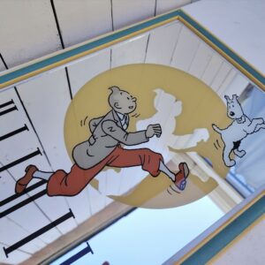 Miroir Tintin et Milou, Édition officielle Hergé / Tropico Diffusion Paris, 1993. Miroir qui a été ré-encadré. Des petites égrenures aux coins du miroir. des petites rayures sans gravité. Bon état général Dimensions : 43 x 33 cm