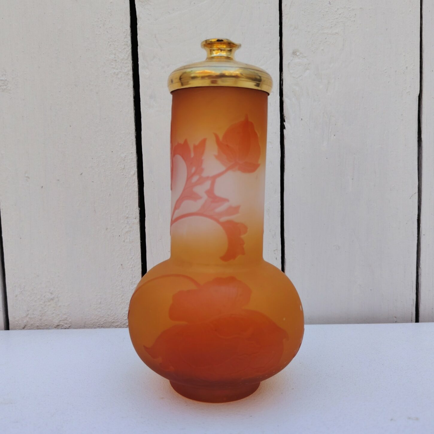  Pied de lampe , forme dite oignon, en verre multicouche au décor de pivoines dégagé à l'acide. Très belle couleur orangée du décor . Signé Gallé. Bon état. Hauteur avec support de douille : 17 cm
