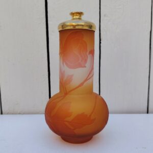  Pied de lampe , forme dite oignon, en verre multicouche au décor de pivoines dégagé à l'acide. Très belle couleur orangée du décor . Signé Gallé. Bon état. Hauteur avec support de douille : 17 cm