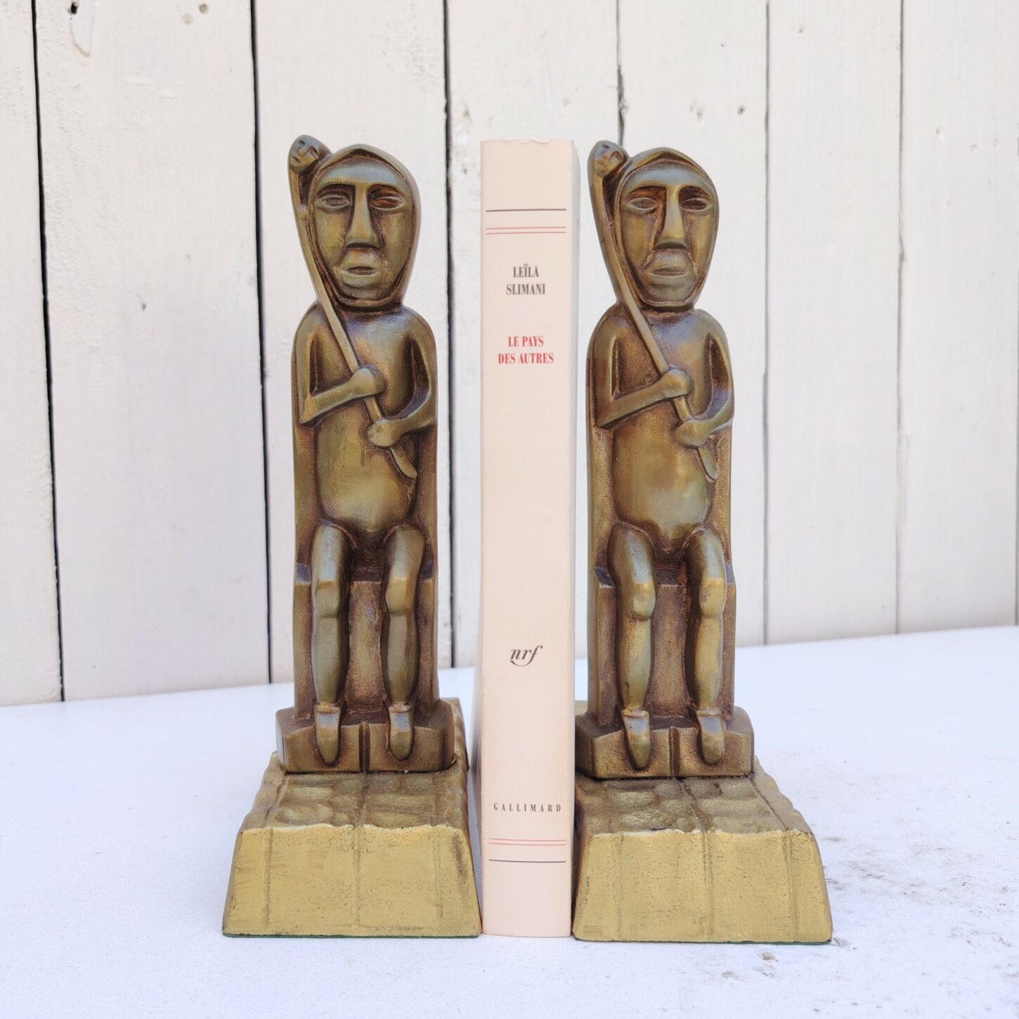 Paire de serre livres en bronze doré et socle en fonte dorée, modèle Chamane/Shamane de Anton Prinner. Datant des années 30. Très bon état Hauteur : 22 cm longueur : 12,5  cm largeur : 6 cm