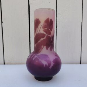 Superbe vase, forme dite oignon, en verre multicouche au décor de fleurs dégagé à l'acide. Très belle couleur violine-mauve du décor . Signé Gallé. Un petit éclat et une égrenure au col. Taches de rouille sur l'intérieur. Bon état Hauteur : 16,5 cm Diamètre col : 4,5 cm Envoi Colissimo recommandé.