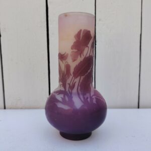 Superbe vase, forme dite oignon, en verre multicouche au décor de fleurs dégagé à l'acide. Très belle couleur violine-mauve du décor . Signé Gallé. Un petit éclat et une égrenure au col. Taches de rouille sur l'intérieur. Bon état Hauteur : 16,5 cm Diamètre col : 4,5 cm Envoi Colissimo recommandé.
