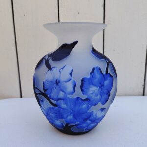 Vase balustre en verre givré au motif floral bleu dégagé à l'acide, signature à identifier. Très bon état  Hauteur : 15 cm