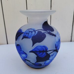 Vase balustre en verre givré au motif floral bleu dégagé à l'acide, signature à identifier. Très bon état  Hauteur : 15 cm