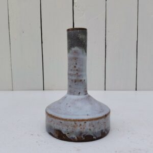 Vase soliflore en grès émaillé dans les tons gris.  Un petit éclat au col. Bon état général. Hauteur : 15,5 cm Diamètre : 9,5 cm