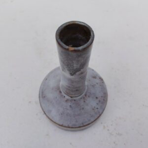 Vase soliflore en grès émaillé dans les tons gris.  Un petit éclat au col. Bon état général. Hauteur : 15,5 cm Diamètre : 9,5 cm