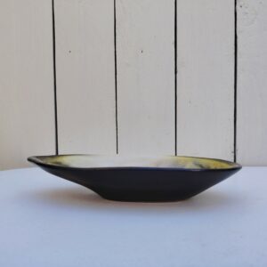 Vide poche en céramique à la  forme de coquille d'huître par Pol Chambost. Dans les tons jaune, gris et noirs. Datant des années 60.  Signature en creux sur le dessous. Parfait état. Dimensions : 19 x 9,5 cm