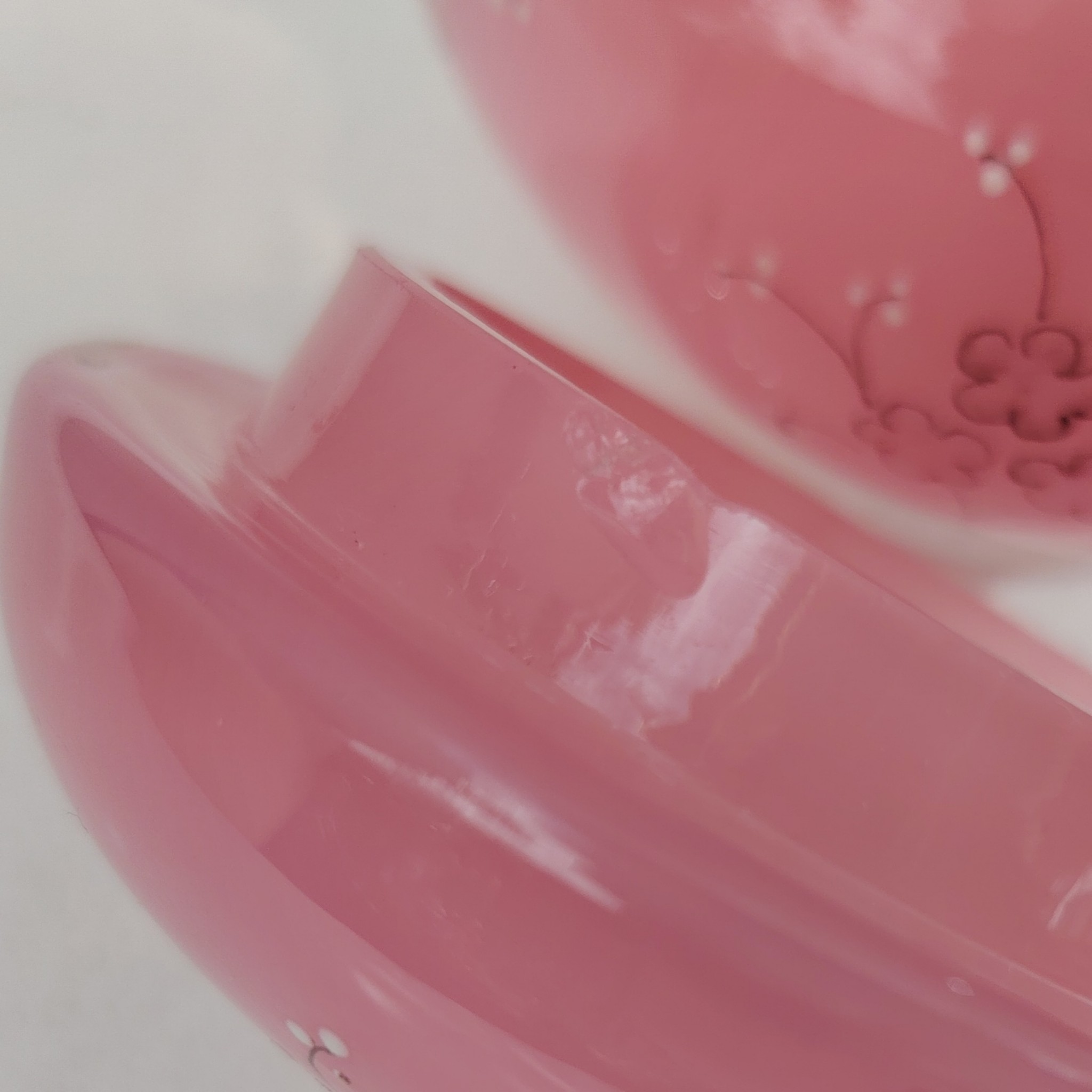 Pot couvert pouvant servir de baguier ou autre en verre soufflé de couleur rose, collerette torsadée. Décor de fleur rehaussé de points émaillés blancs en relief. Les fleurs et la prise du couvercle devait être certainement doré car on y voit encore le petites de la dorure. Un petit éclat sur l'intérieur du couvercle non visible quand il est fermé, et traces blanches sur le talon du pot non visible quand il est posé. Bon état général Hauteur avec couvercle : 13 cm Diamètre : 11 cm