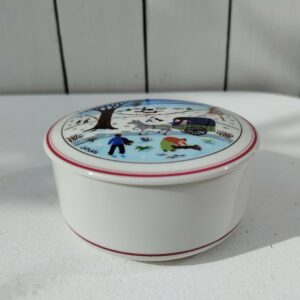Bonbonnière ou baguier de la marque Villeroy & Boch, modèle Christmas naïf. Excellent état. Diamètre : 10,5 cm Hauteur : 5 cm