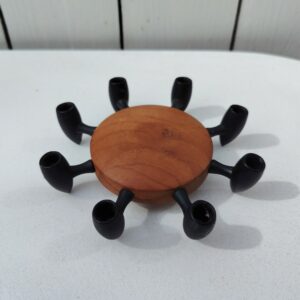 Bougeoir d'ambiance de la marque Digsmed, fabriqué au Danemark. Structure en bois et bobèche en métal noir. Etiquette d'origine sur le dessous. Très bon état . Diamètre : 10,5 cm