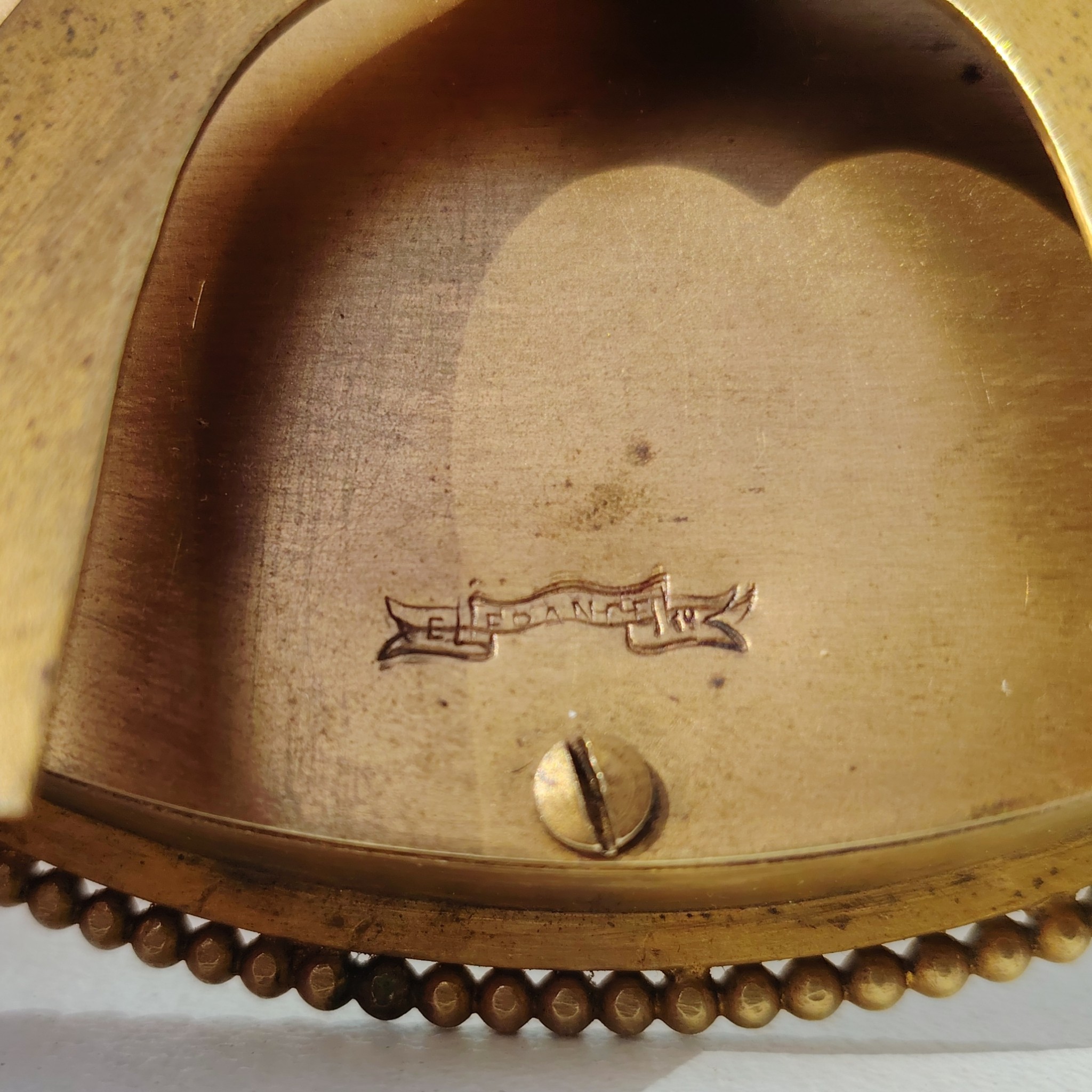 Grand cadre photo chevalet en bronze doré et bois, style Louis XVI, noeud ruban sur le haut.  Une estampille sur l'arrière Bon état général Diamètre : 15,5 cm