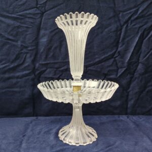 Grand centre de table et bouquetière en  cristal de Baccarat, au design très moderne. Il sera d'un bel effet sur table . Traces au niveau de la bague en laiton sur le milieu de la corbeille. Bon état général Hauteur : 41 cm Diamètre : 26 cm